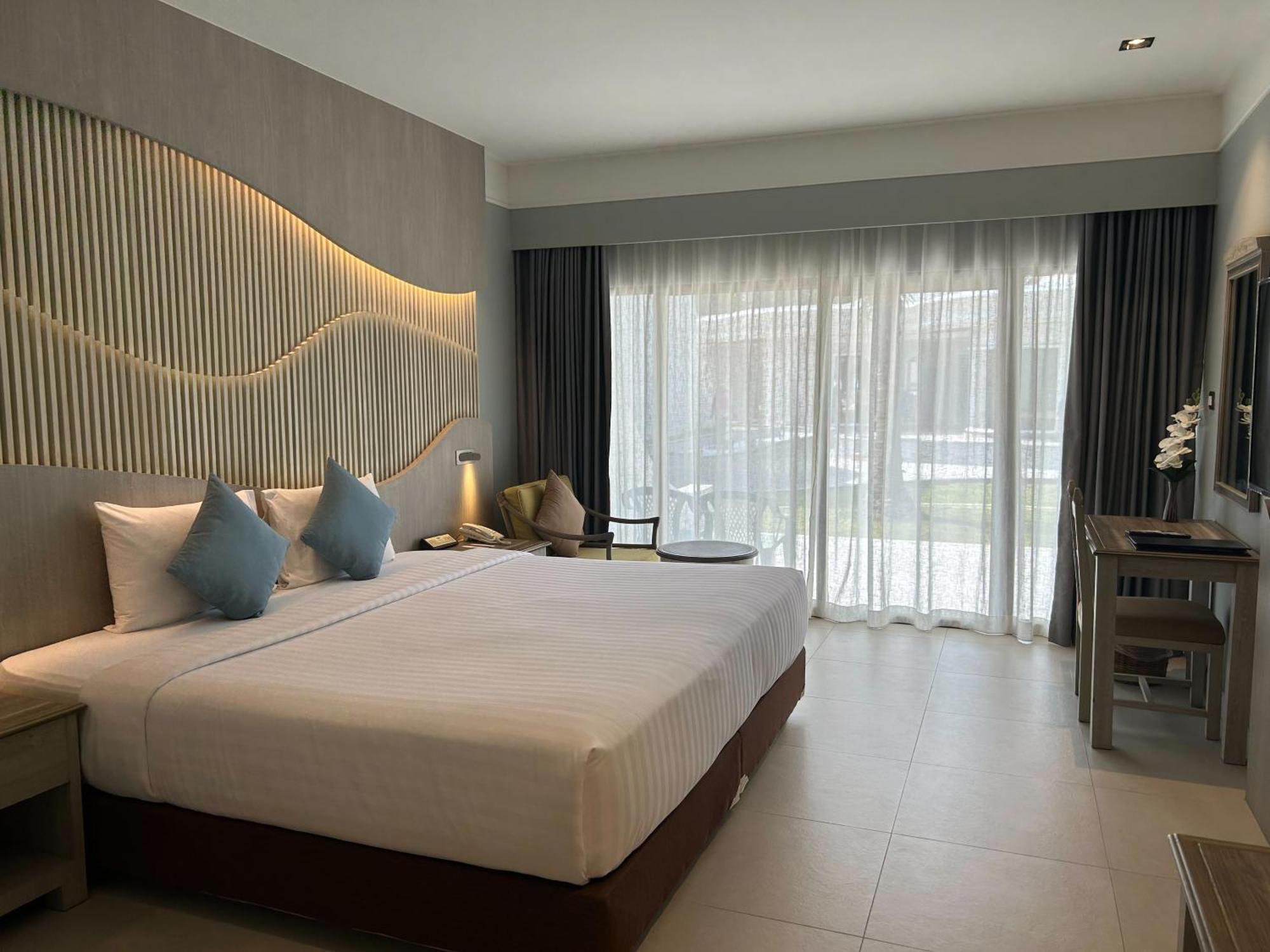 Amora Beach Resort Phuket Praia de Bang Tao Exterior foto